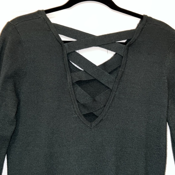 *NWT* Love Ellie Back Detail Sweater - Picture 3 of 4